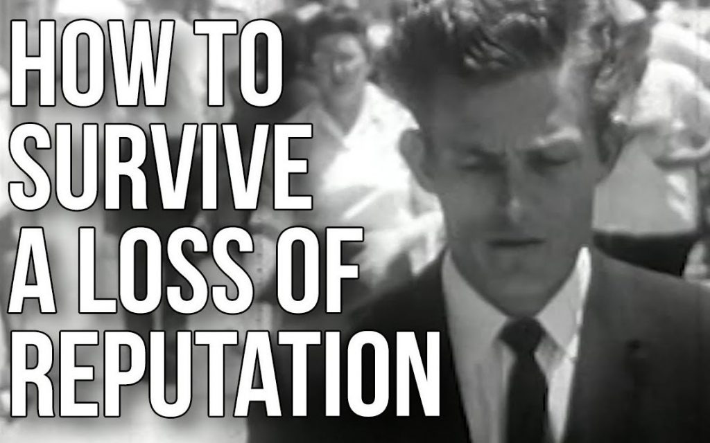 当一个人失去名誉时，该如何面对？
